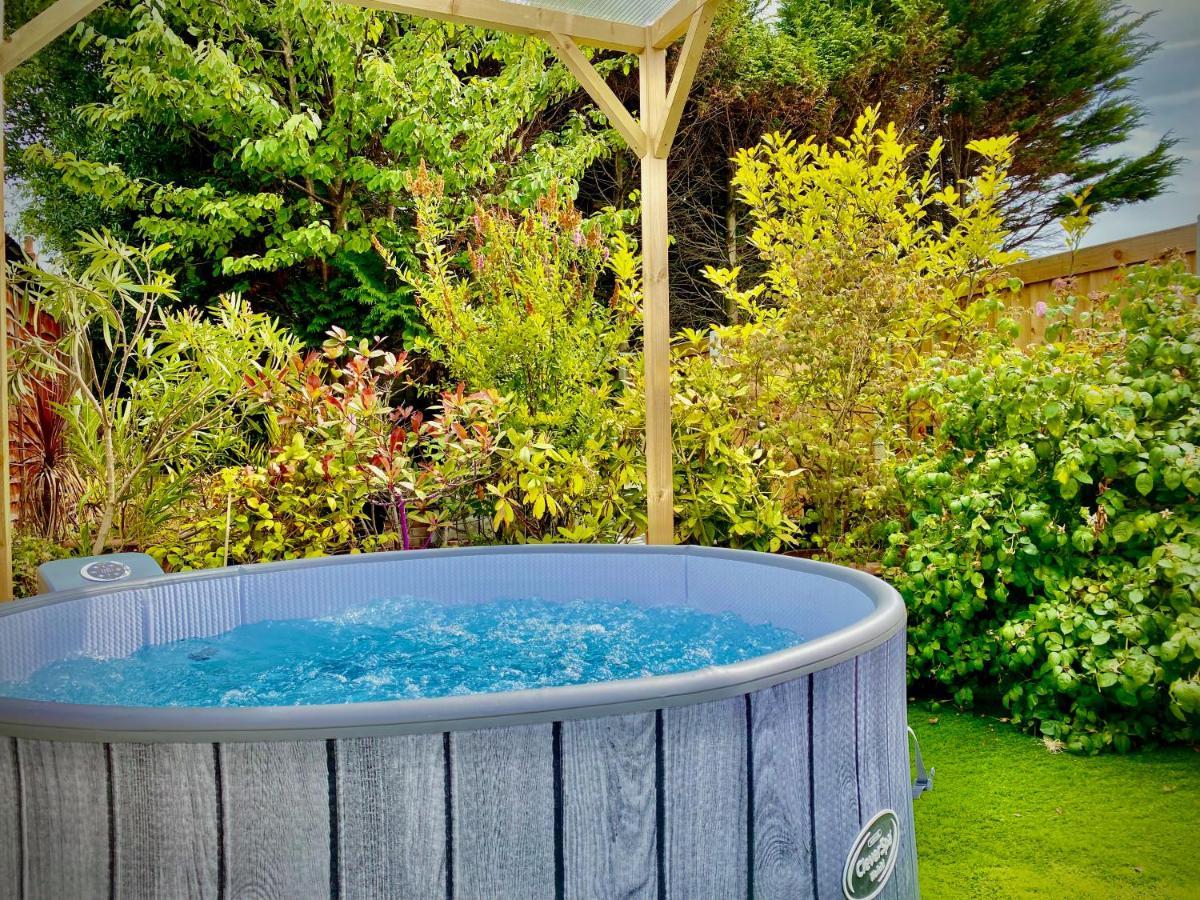 Remarkable 3-Bed Hot Tub House In แบล็คพูล ภายนอก รูปภาพ