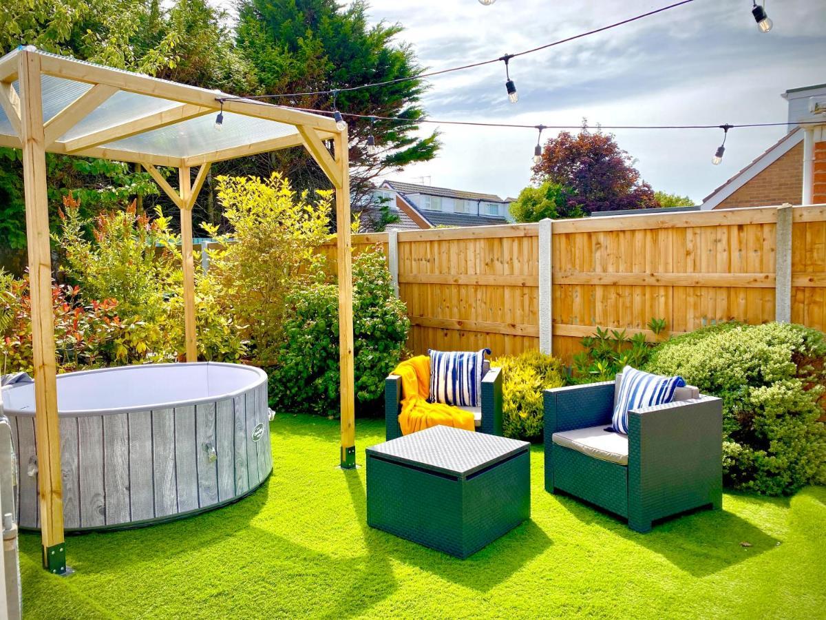 Remarkable 3-Bed Hot Tub House In แบล็คพูล ภายนอก รูปภาพ